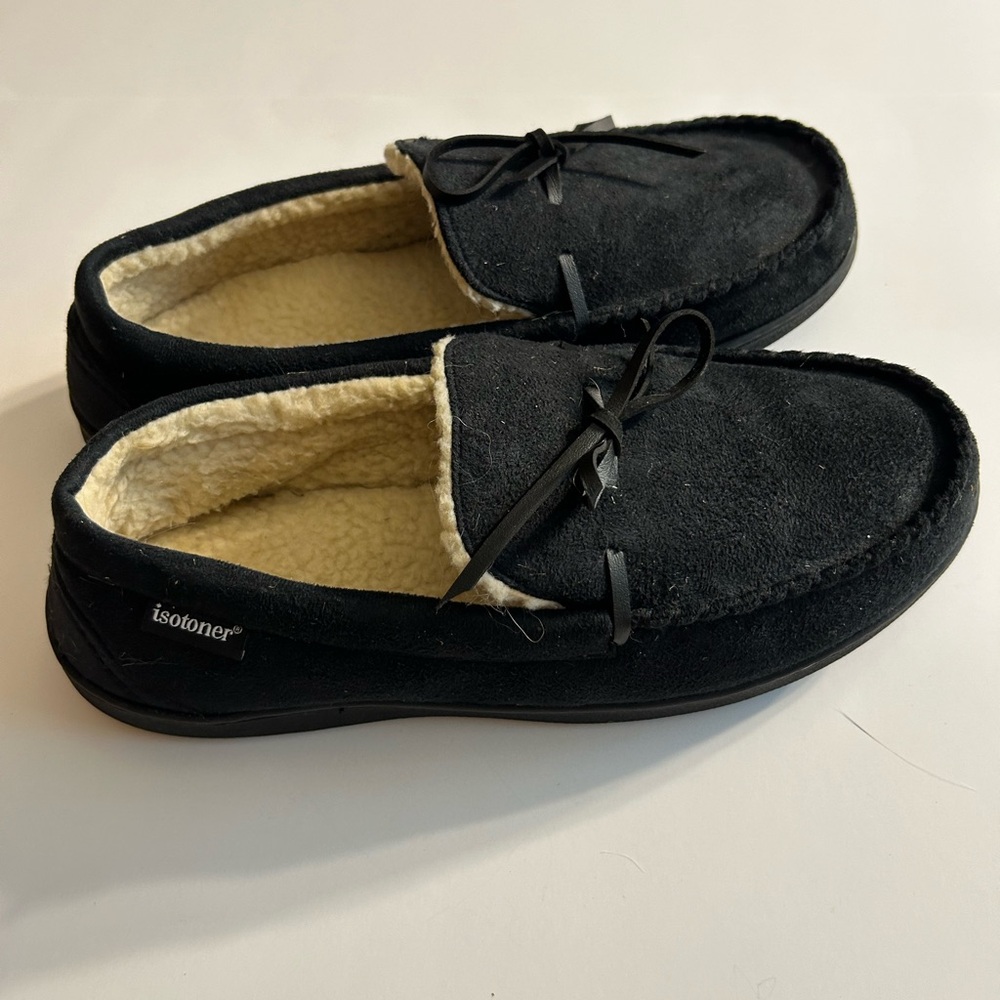 ISOTONER MEN’S MACHINE WASHABLE HOUSE SHOES SLIPPERS WITH TIE BOW SIZE US 11-12